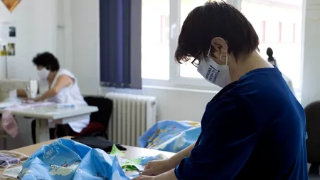 REPORTAJ. Locul în care persoanele cu dizabilități produc măști și combinezoane pentru români