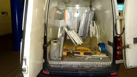 Doi irakieni și un sirian, găsiți ascunși între termopane, la ieșirea din țară - VIDEO