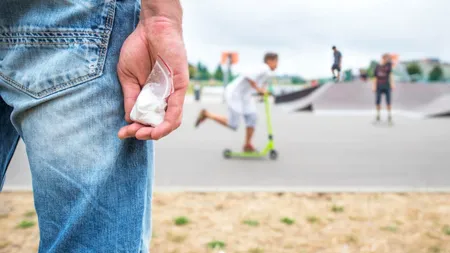 Copiii, victime în războiul cu DROGURILE. Zeci de minori sunt tratați lunar pentru INTOXICAȚII cu substanțe interzise