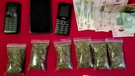 O bătrână de 72 de ani, prinsă în timp ce vindea droguri elevilor. „Momo