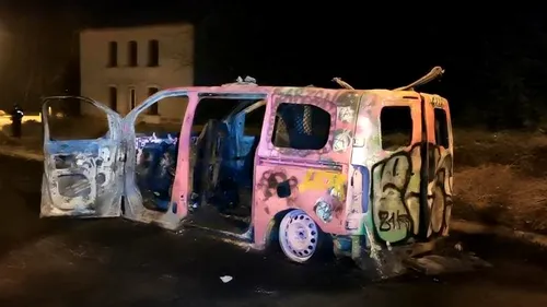 Petrecere de Anul Nou cu 2.500 de persoane în Franța! Tinerii au dat foc mașinii de la Jandarmerie și au vopsit-o în roz! (VIDEO)