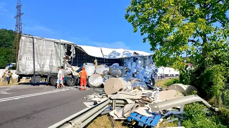 Valea Oltului, blocată după ce un TIR care transporta hârtie igienică s-a răsturnat și a rupt doi stâlpi de electricitate