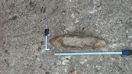 Bombă găsită de muncitorii care lucrează la înlocuirea liniilor de tramvai de pe un bulevard din Reșița