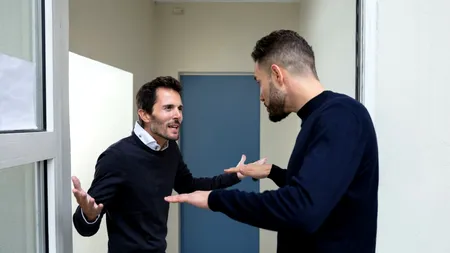 Este sau nu legal să ai geam către CURTEA vecinului? Ce spune Codul Civil și ce riscă cei care nu respectă distanța legală