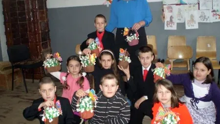 Motivul pentru care o învățătoare a ținut un copil în genunchi, cu mâinile sus, timp de două ore: L-a trimis să cumpere pufuleți și el a luat chipsuri