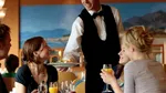 Ajuți chelnerii să strângă masa? Psihologii spun că acest obicei spune multe despre tine