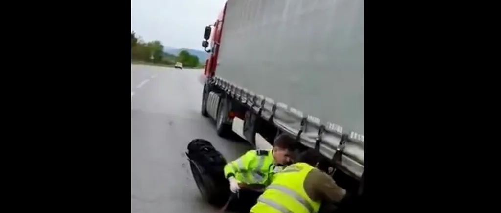 VIDEO | Un șofer de TIR a rămas blocat într-o intersecție din Hunedoara. Cum au reacționat trei polițiști când au observat