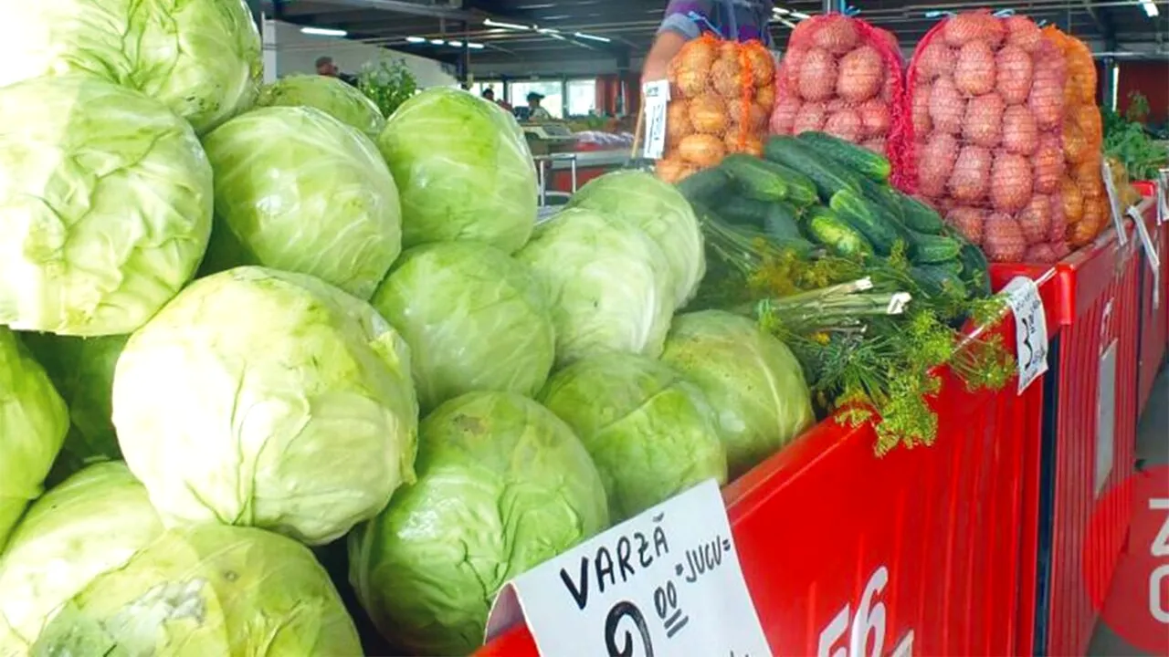 Cum a fost PĂCĂLIT un bărbat din Huși, după ce a cumpărat 50 kg de varză din piață. Abia acasă și-a dat seama