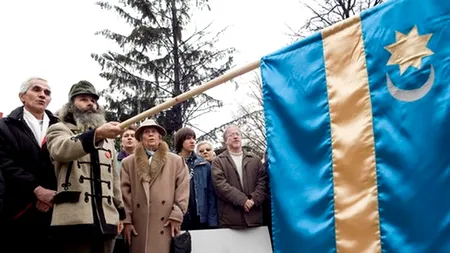 Drapelul județului Covasna, scos din sala unde a avut loc ceremonia de învestire a noului prefect. 