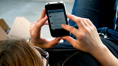 O tânără a descărcat pe smartphone două episoade dintr-un serial. Acum are de plătit o mică avere 