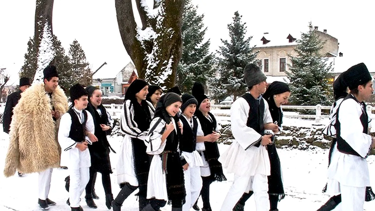 De la bunici adunate, în zi de Bobotează: ”Tata mergea să se uite la pomi și, dacă erau încărcați cu promoroacă, însemna că avem un an rodnic”