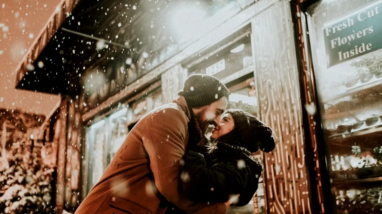 Țara care interzice sărutul de Revelion. Regulile de distanțare, duse la extrem!