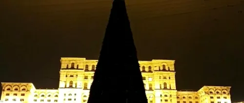 Pregătiri pentru luminițe de Crăciun în Piața Constituției
