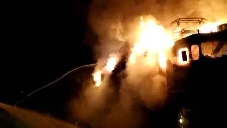 Circulația feroviară, oprită peste 6 ore pe o magistrală, după ce a luat foc o locomotivă - VIDEO