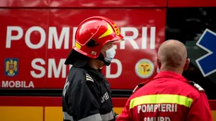 Incendiu într-un bloc din Râmnicu Vâlcea de la o cratiţă cu untură uitată pe foc. Pompierii au evacuat locatarii (VIDEO)
