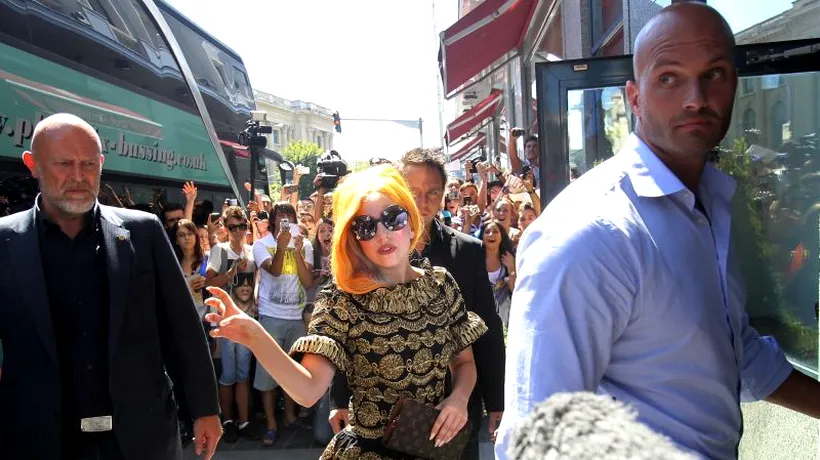 CONCERT LADY GAGA BUCUREȘTI. Lady Gaga s-a cazat la hotel la București, întâmpinată de zeci de fani