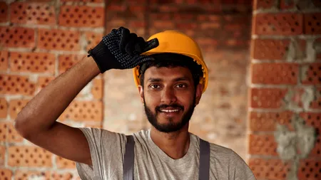 100.000 muncitori din ASIA, aduși pentru a acoperi deficitul. Un director din recrutare explică de ce tinerii români evită să muncească în construcții