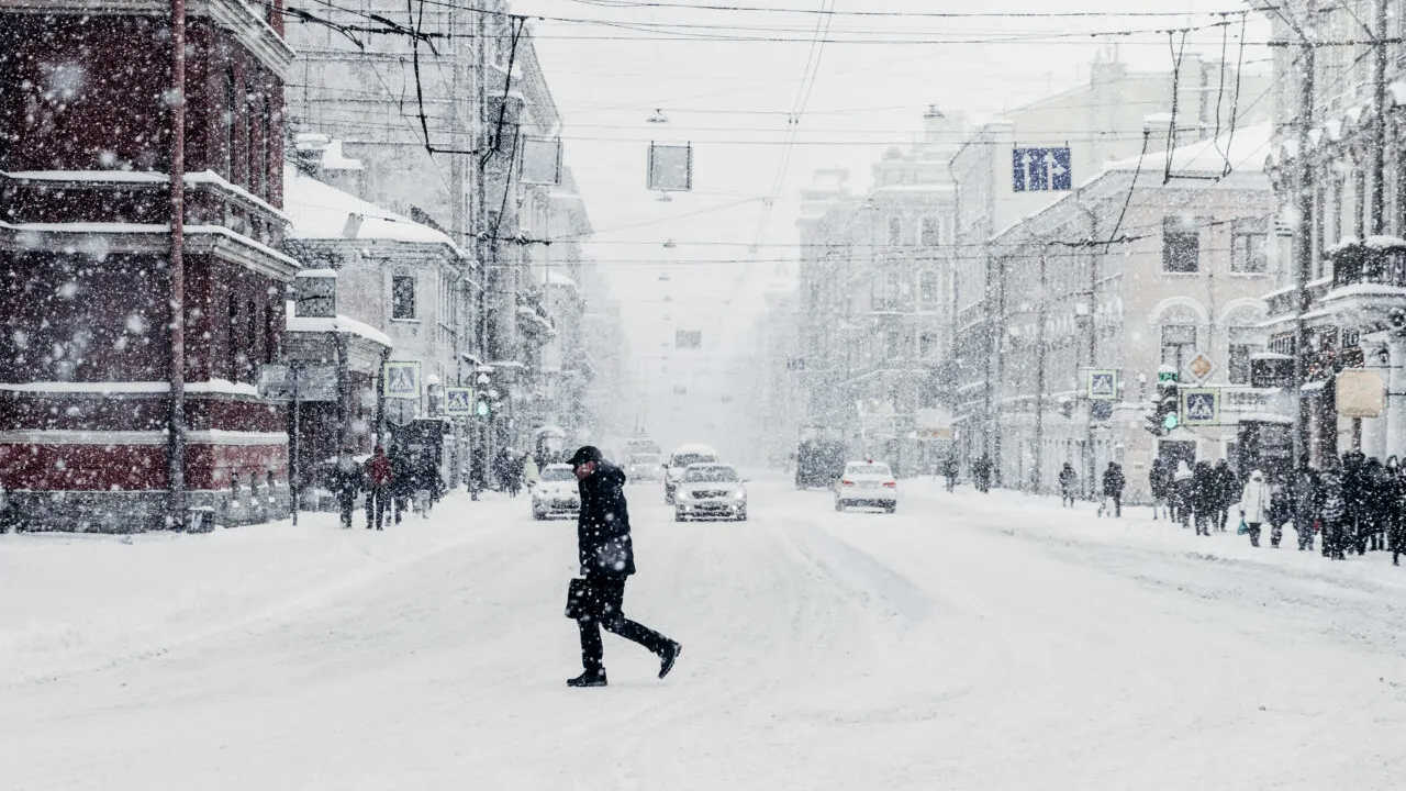 Avertismentul MAI pentru populație în timpul codului galben de viscol și ninsori. Ce măsuri au luat autoritățile