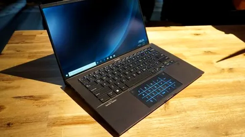 O companie a lansat un laptop de 14 care cântărește doar 880 de grame
