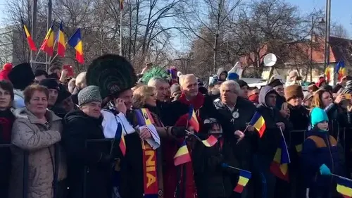 Neinvitați oficial, Firea, Dragnea și Tăriceanu au stat în public la paradă: „E foarte bine cu prieteni, colegi, români