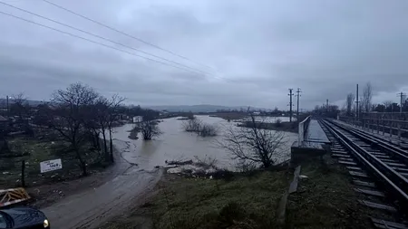 Avertizare INHGA. Cod roșu de inundații în România. Pompierii au intervenit pentru evacuarea apei din case