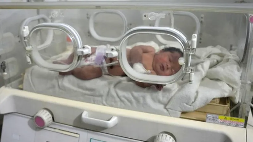 Nou-născut, SALVAT de sub dărâmături în Siria! A fost găsit cu cordonul ombilical încă atașat de mama care murise