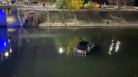 FOTO VIDEO | Un șofer a căzut cu mașina în apă pe Splaiul Unirii din București. Starea bărbatului este bună. El a suferit o ușoară hipotermie