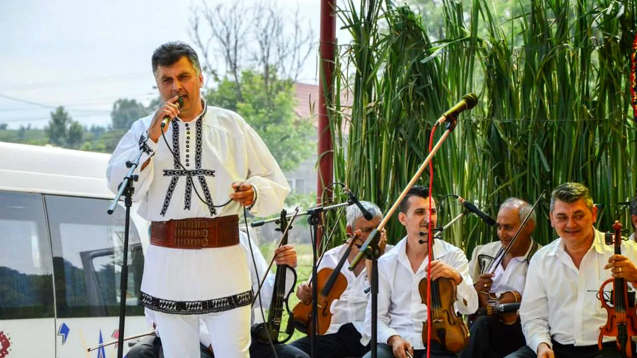 Solist de muzică populară, spulberat de o dubă în localitatea Horezu. Interpretul nu a avut nicio șansă să scape (VIDEO)