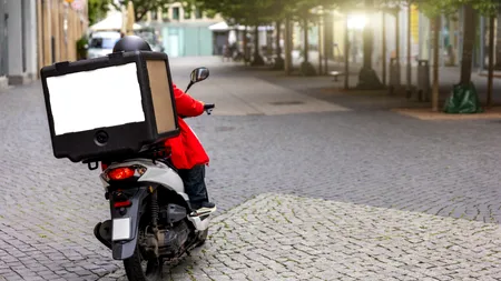 Care este primul ORAȘ din România care impune reguli de trafic pentru livratorii de mâncare pe două roți și ce amenzi riscă cei care le încalcă