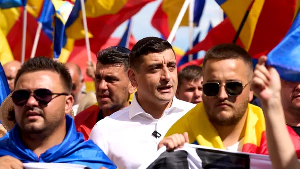AUR a mărșăluit cu steaguri tricolore/ Simion îi numește „PAPAGALI” pe președinte și premier: „Nu au câștigat nimic anulând alegerile și fraudându-le”
