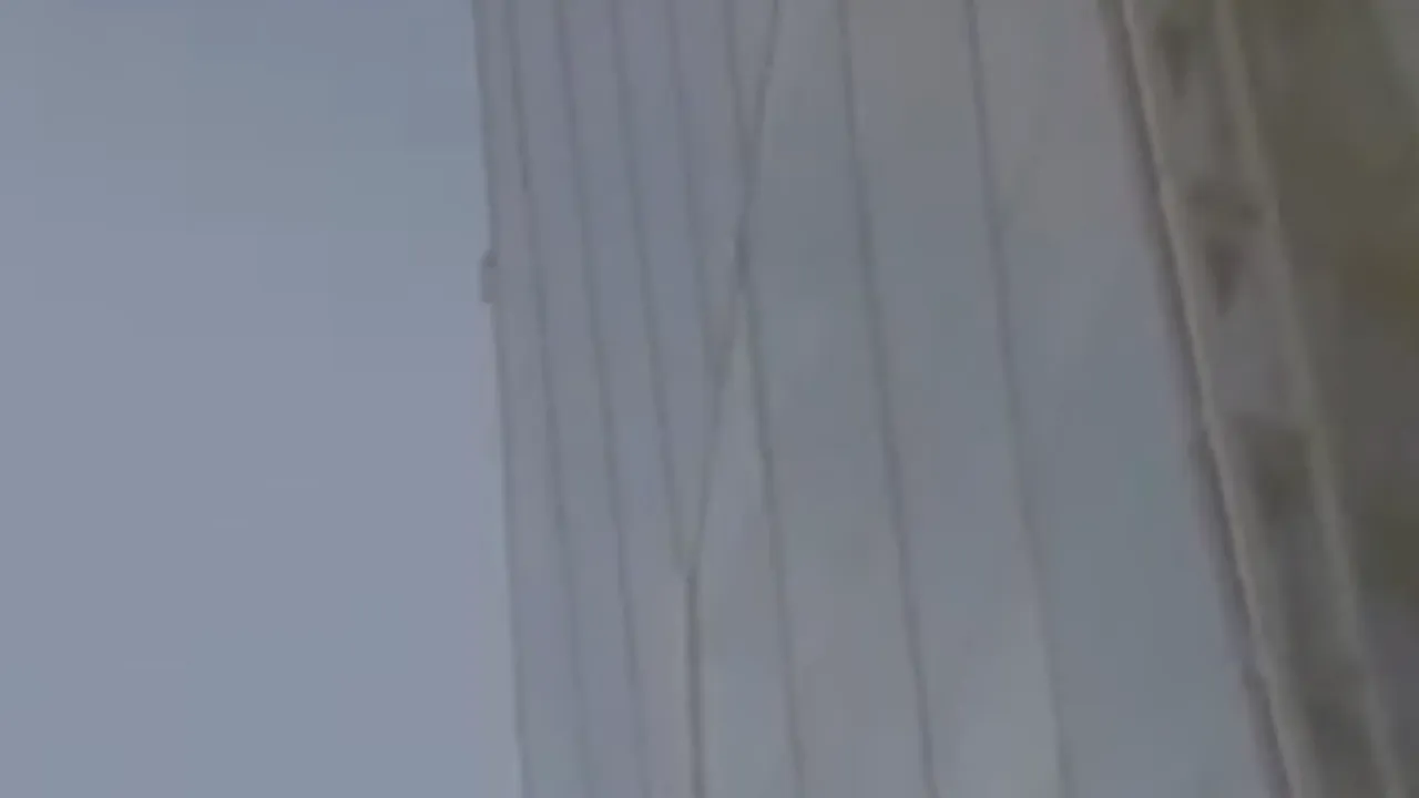 Alpinism pe un zgârie-nori: Un bărbat s-a cățărat, fără măsuri de siguranță, pe cea mai înaltă clădire din Londra - VIDEO