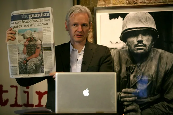 Julian Assange, fondatorul WikiLeaks, discut[ despre publicarea documentelor secrete din SUA privind secretele murdare ale războiului din Afganistan, inclusiv crime împotriva civililor ce nu au fost raportate. Sursa Foto: Profimedia 