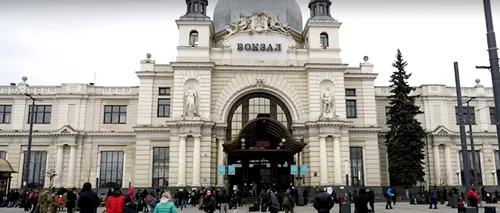 Mii de oameni se înghesuie în gara din Liov, încercând să prindă un tren pentru a pleca din Ucraina