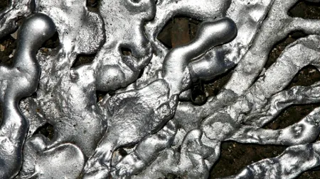 Iphone 5 ar putea avea o carcasă din ''''metal lichid''''