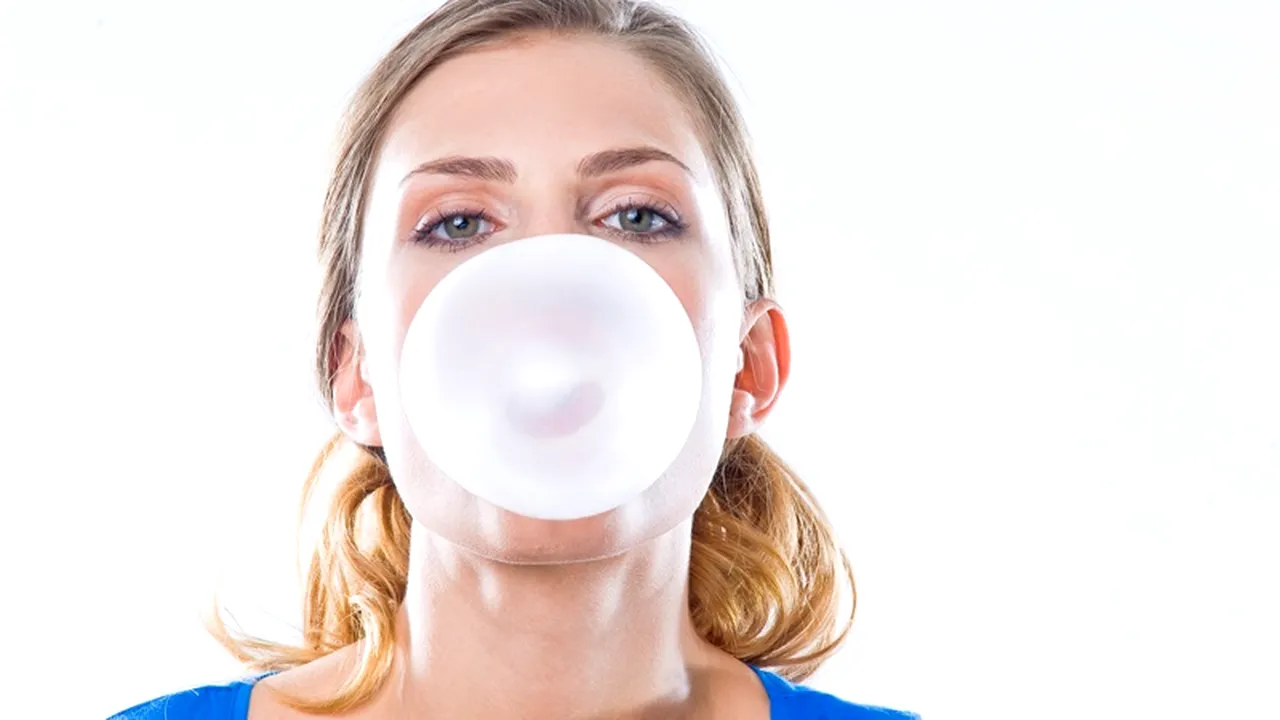 Pericolul la care se expun cei care mestecă gumă