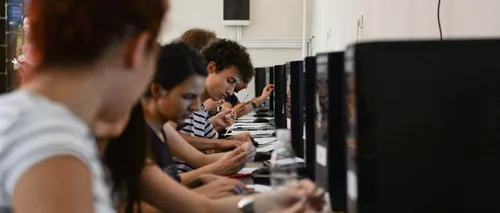 STUDIU. Adolescenții români stau, în medie, șapte ore pe zi la TV sau computer