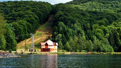 <span style='background-color: #dd9933; color: #fff; ' class='highlight text-uppercase'>ACTUALITATE</span> Stațiunea din România care face fotografia perfectă. Lacul de la poalele munților îi farmecă pe turiști