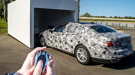 Primul autoturism de serie care poate fi parcat de la distanță, prin telecomandă