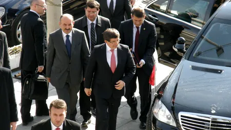 Gest lipsit de diplomație al premierului turc Ahmet Davatoglu, taxat imediat de Vladimir Putin