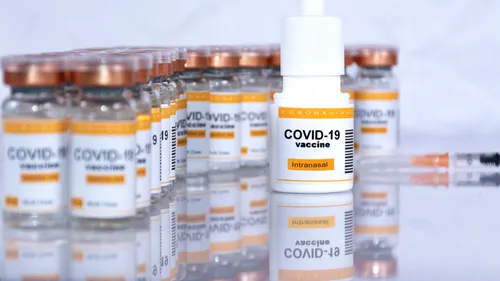 Testele clinice pentru două vaccinuri anti-COVID sub formă de spray nazal urmează să înceapă în curând