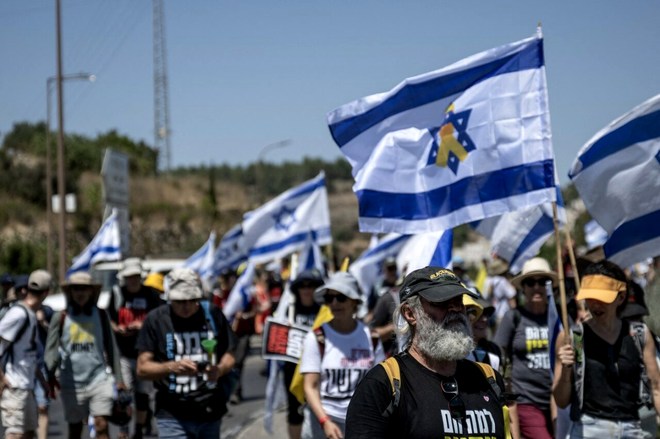 Familiile ostaticilor mărșăluiesc spre Ierusalim pentru a protesta și a-l presa pe Netanyahu să nu mai saboteze niciun alt armistițiu cu Hamas, solicitând eliberarea imediată a ostaticilor. Sursa Foto: Profimedia 