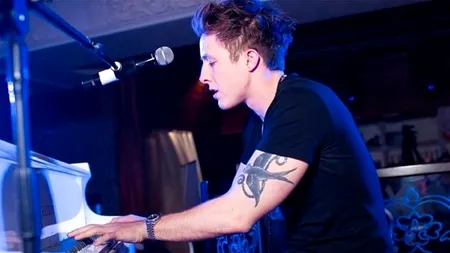 Un bancher își ura job-ul atât de mult încât a preferat să demisioneze și s-a apucat să cânte pe stradă