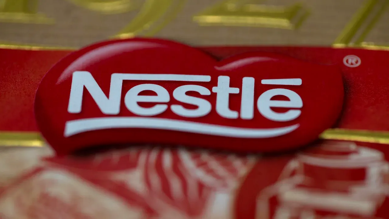 Nestle retrage de la comercializare mai multe loturi de lapte praf din cauza unei bacterii pe linia de producție