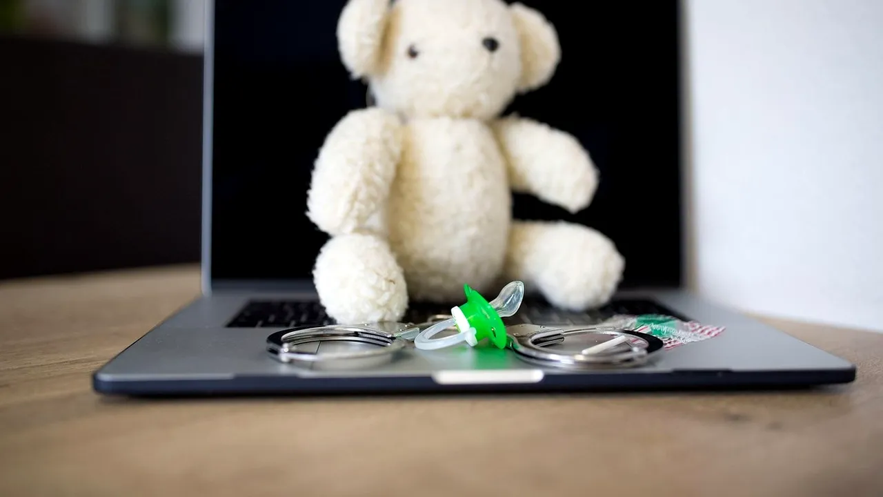 Peste un milion de videoclipuri și poze pornografice cu copii, descoperite în calculatorul unui clujean. Individul, trimis în judecată de DIICOT