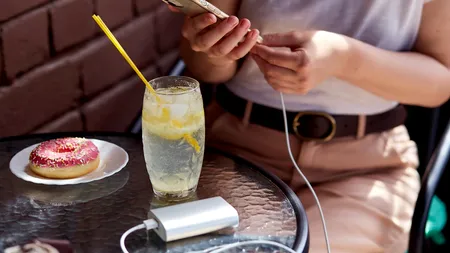 Vrei să-ți încarci telefonul într-un loc public? PLĂTEȘTE! Cât a ajuns să achite unui restaurant pentru ca i-a „murit” bateria