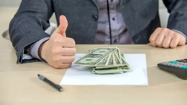 Salarii mai mari cu 2.8% + o zi de concediu în plus pentru această categorie de salariați români