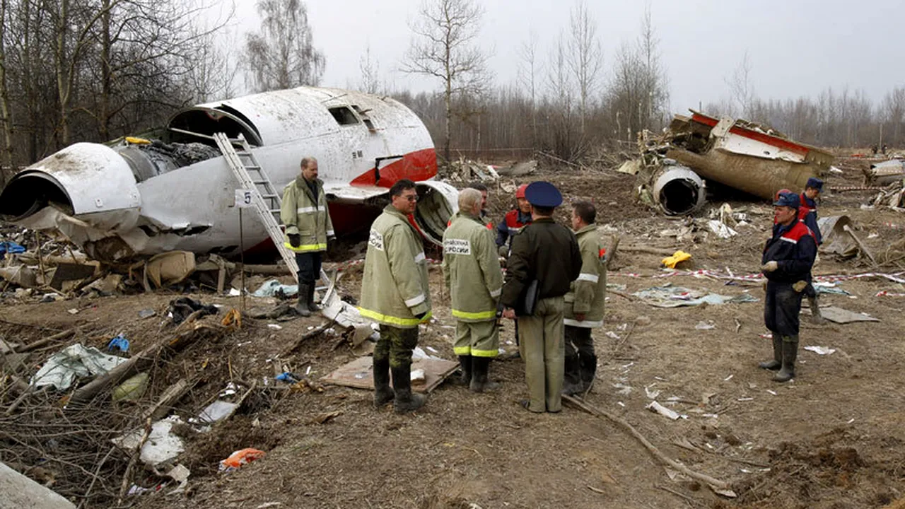 Polonia cere ajutorul UE pentru restituirea de către Rusia a resturilor avionului prezidențial prăbușit la Smolensk. 