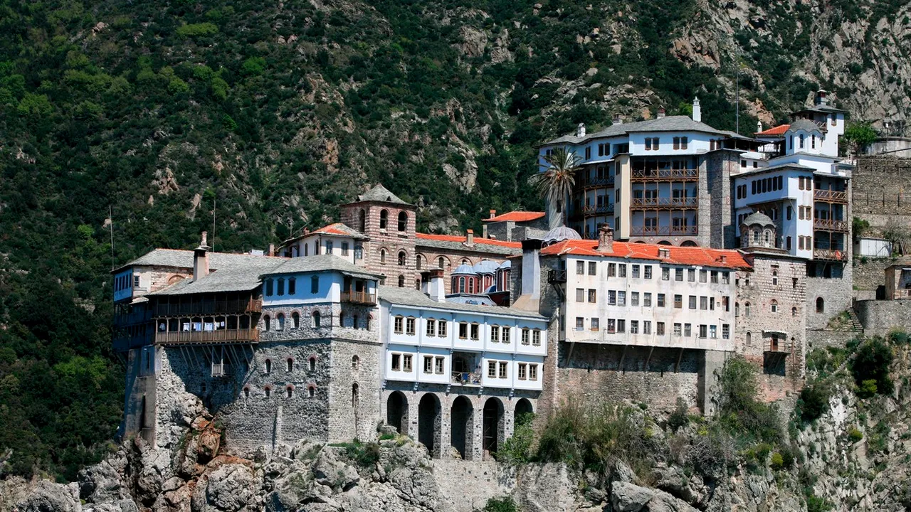 Călugăr român, reținut după ce a BĂTUT un călugăr din Belarus pe Muntele Athos. Reacție neașteptată a victimei