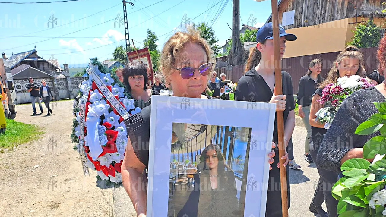 DURERE fără margini în satul natal al Teodorei Marcu, condusă pe ultimul drum, după tragedia din Cosmopolis. Tânăra a fost ucisă de 