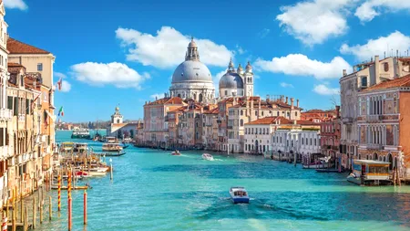 O destinație de vacanță preferată de români ia în calcul taxe de până la 50 de euro pentru turiștii care vizitează orașul o zi